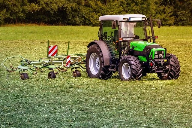 Jak zmniejszyć ryzyko uszkodzenia nowej szyby w kabinie ciągnika?