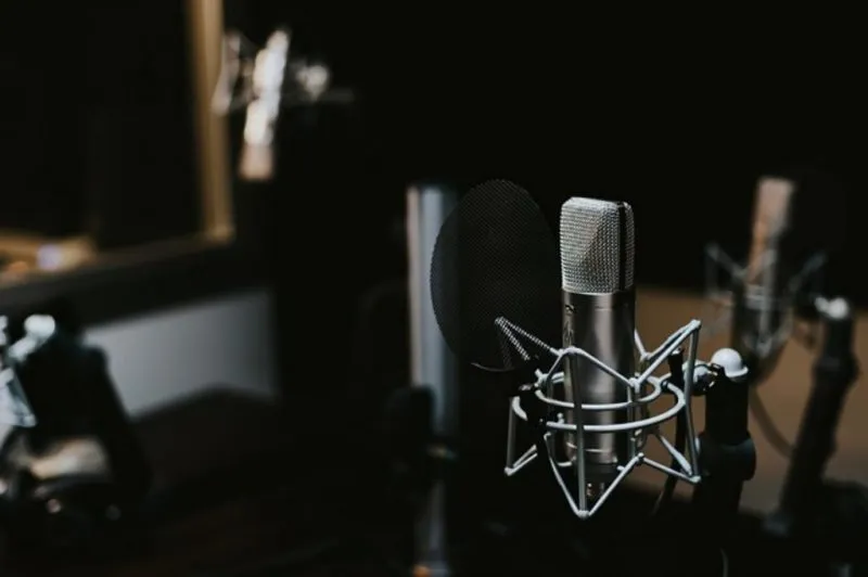 Dobry mikrofon do nagrywania podcastów, który nie zrujnuje Twojej kieszeni!